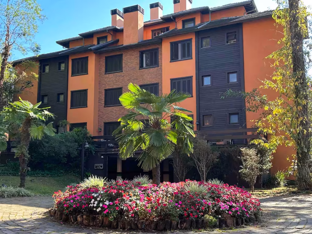 Hospedagem em Gramado: Onde se Hospedar – Nossa Experiência
Para tornar a nossa jornada à Serra Gaúcha no outono ainda mais especial e confortável, optamos por nos hospedar em um refúgio incrível selecionado pelo Airbnb (você pode conferir os detalhes exatos da acomodação através deste link oficial do Airbnb).